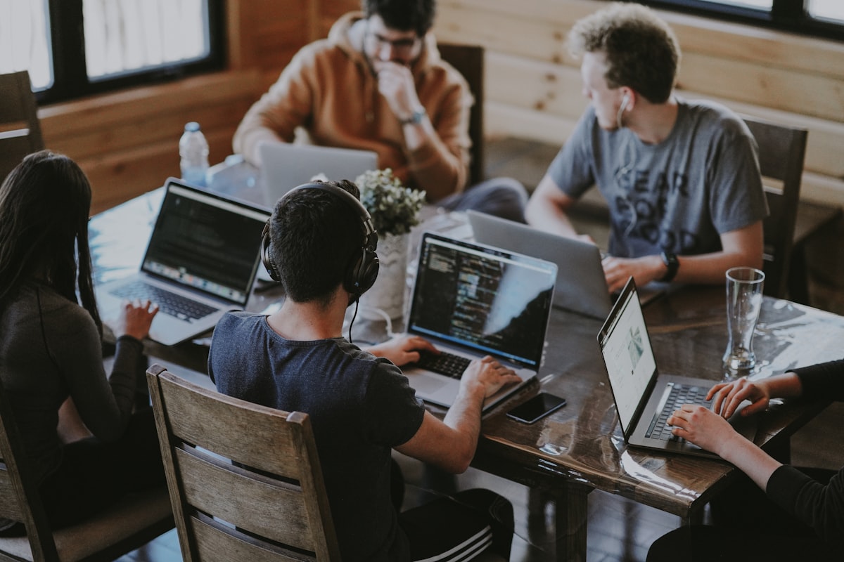 Equipe CemWeb trabalhando em soluções digitais